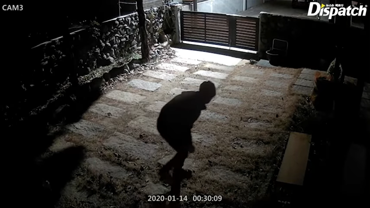 監視器畫面能看到一名男子鬼祟的進入具荷拉家中。 圖:截圖自YouTube DISPATCH 監視器畫面能看到一名男子鬼祟的進入具荷拉家中。 圖:截圖自YouTube DISPATCH