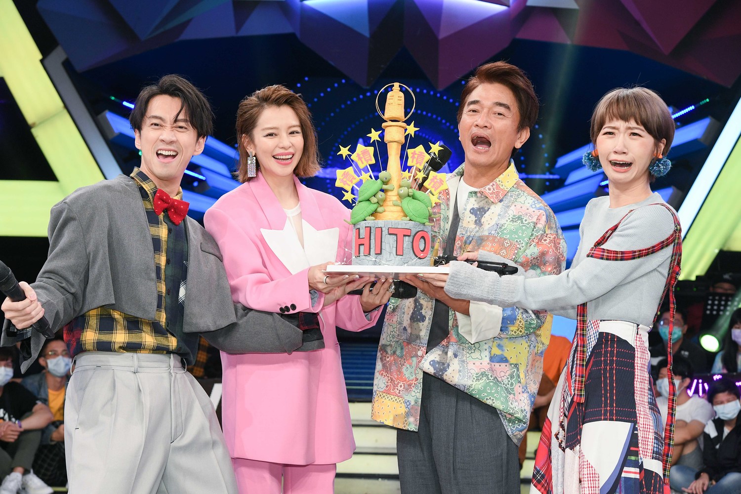 吳宗憲金鐘連槓4次！徐若瑄贈「4隻烏龜」蛋糕打氣