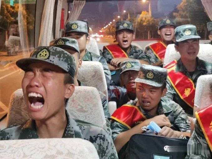 解放軍新兵入營,直接在車上痛哭 圖:擷取自推特 解放軍新兵入營,直接在車上痛哭 圖:擷取自推特