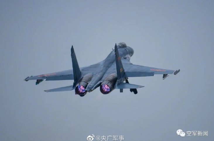 中共執行航空母艦載機殲-15「對海島目標進行打擊」軍演行動。(示意圖) 圖 : 翻攝自中國中央人民廣播電台軍事官方微博 中共執行航空母艦載機殲-15「對海島目標進行打擊」軍演行動。(示意圖) 圖 : 翻攝自中國中央人民廣播電台軍事官方微博
