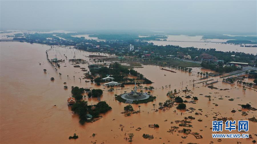 越南中部連環暴雨一片水鄉澤國 洪災已造成28死