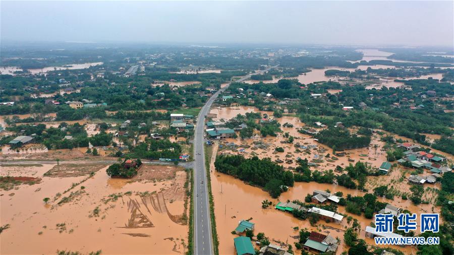 越南中部連環暴雨一片水鄉澤國 洪災已造成28死