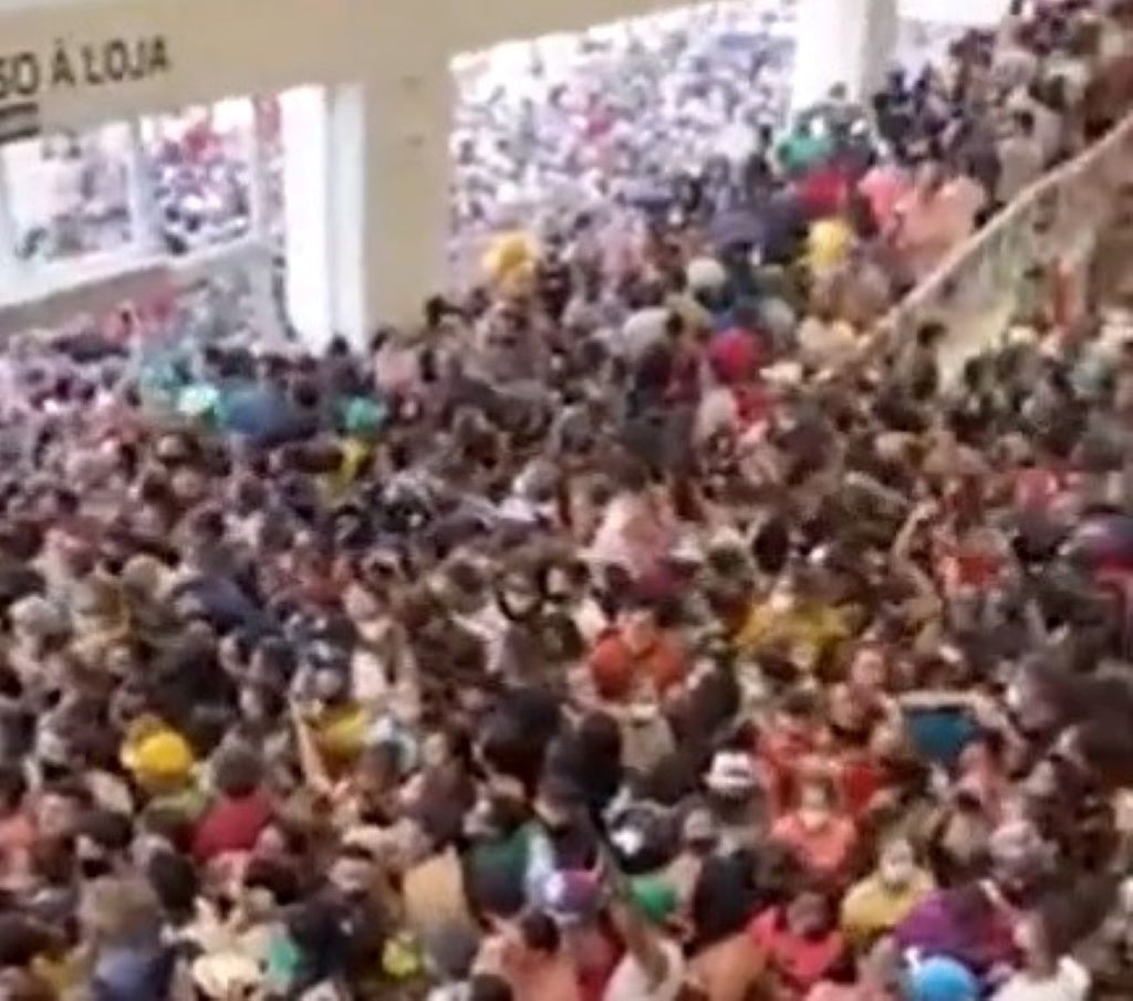 （影）巴西商場開幕人潮擠爆到浮起來 違反防疫規定當天就被下令關門