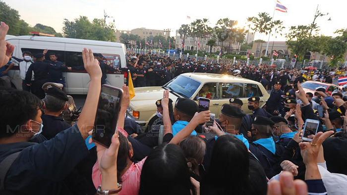泰反政府示威嗆怒王室座車 曼谷宣布進入緊急狀態