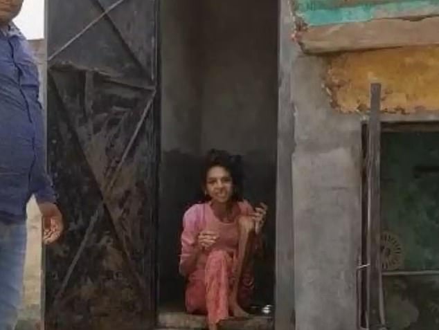 (影) 印度女子遭夫「關廁所」一年半 獲救後虛弱到無法行走