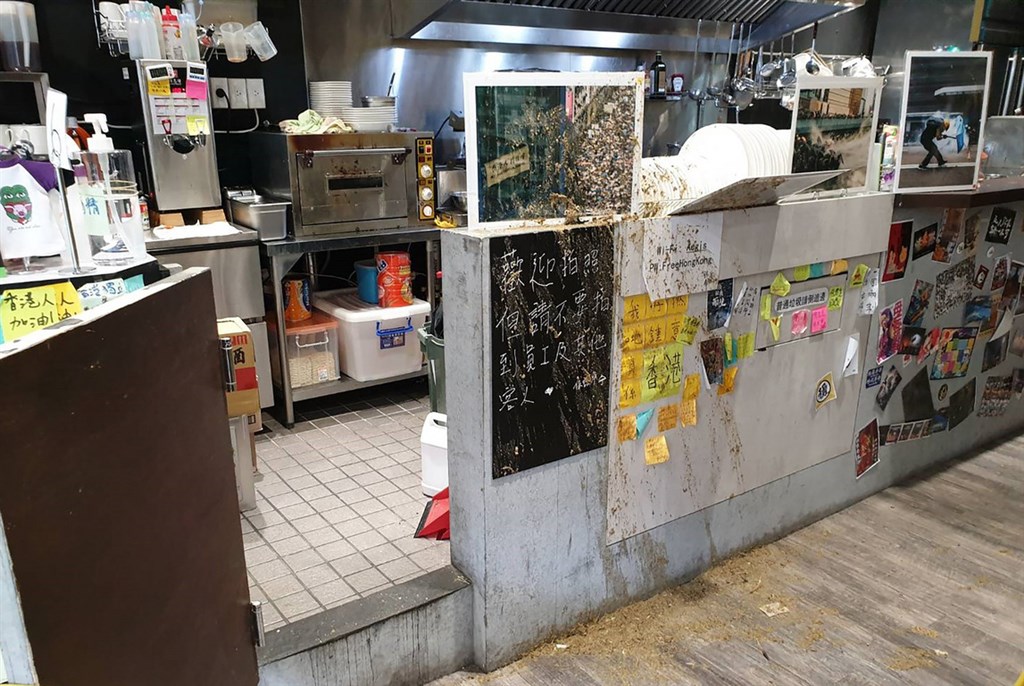 保護傘餐廳遭潑穢物損失嚴重  宣布停業一週