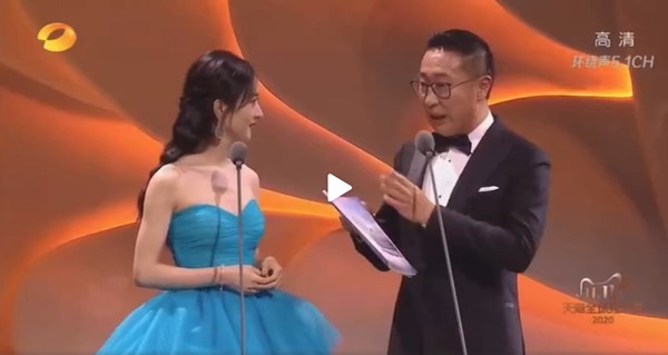 趙麗穎與李永健於金鷹獎台上進行頒獎環節。 圖:翻攝自同學你亮了微博 趙麗穎與李永健於金鷹獎台上進行頒獎環節。 圖:翻攝自同學你亮了微博