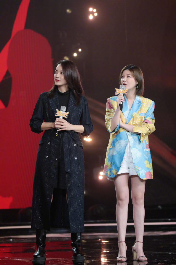 霍汶希、杜華於《乘風破浪的姊姊》的招商會上。 圖:翻攝自霍汶希微博 霍汶希、杜華於《乘風破浪的姊姊》的招商會上。 圖:翻攝自霍汶希微博