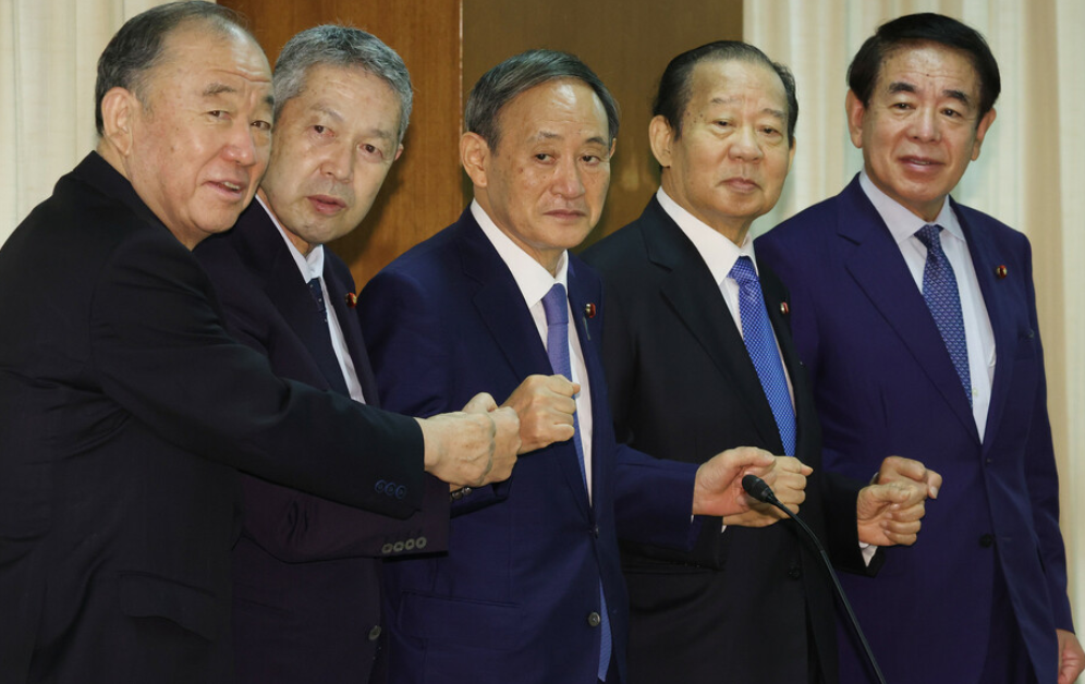 二階（右起第二位）與他挺出來的首相菅義偉（右三）都是觀光族、賭場族政客。 圖：翻攝自時事通訊官網