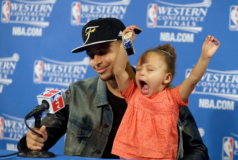 NBA／Curry曬女兒投藍影片 球迷驚艷：她將繼承你的衣缽(影)