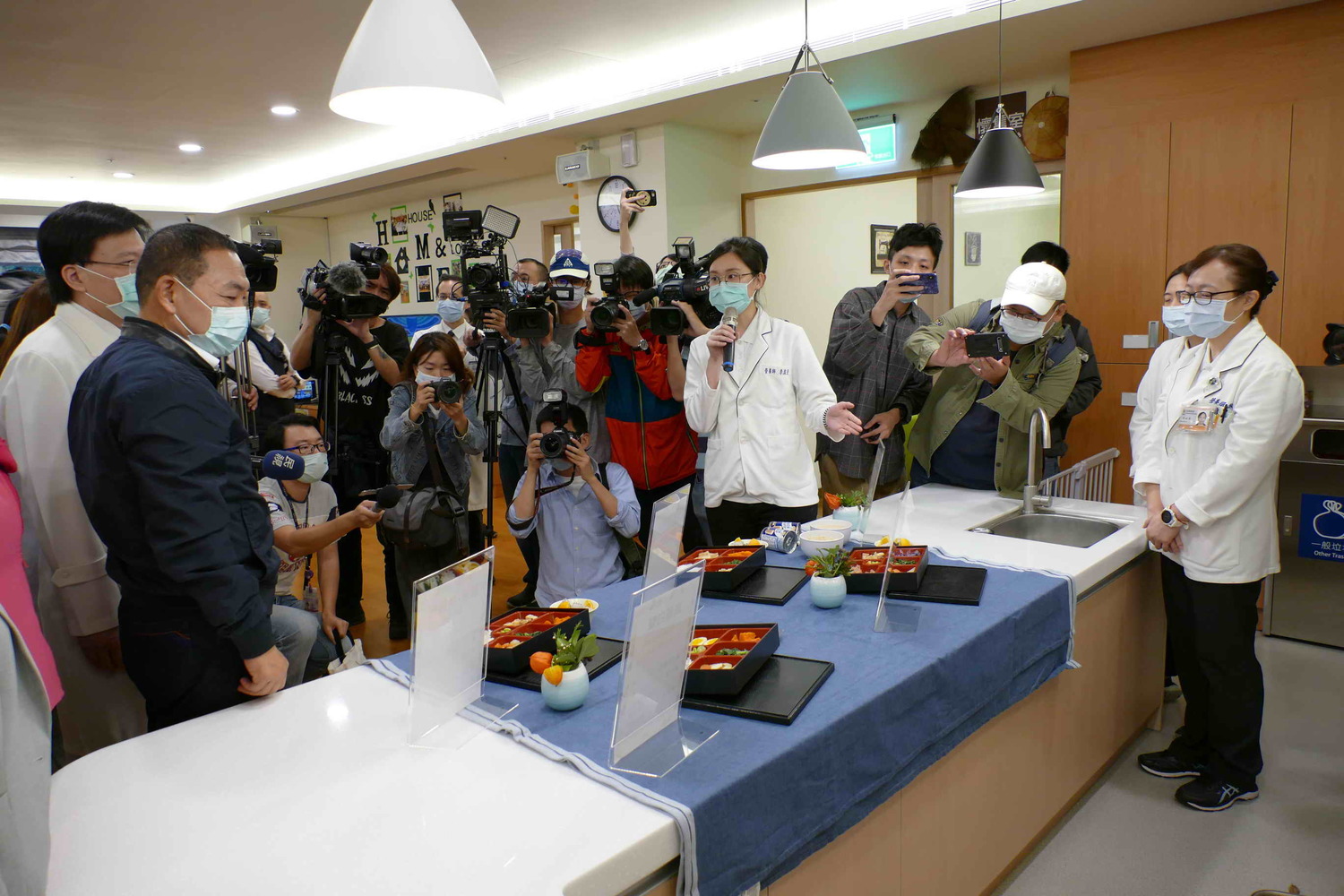營養師介紹公托的餐食如何設計 圖:新北市衛生局提供 營養師介紹公托的餐食如何設計 圖:新北市衛生局提供