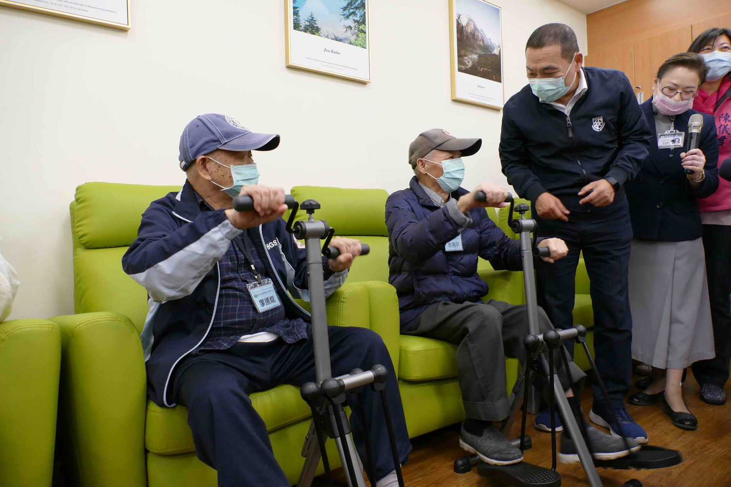 侯友宜關心長者進行手工藝課程活動。 圖:新北市衛生局提供 侯友宜關心長者進行手工藝課程活動。 圖:新北市衛生局提供
