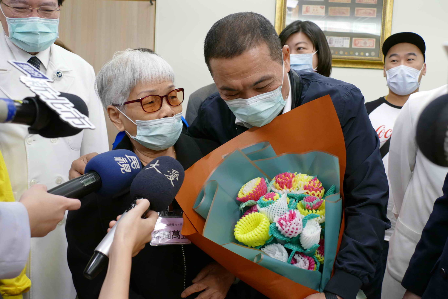 長者將做好的花束獻給侯友宜。 圖:新北市衛生局提供 長者將做好的花束獻給侯友宜。 圖:新北市衛生局提供