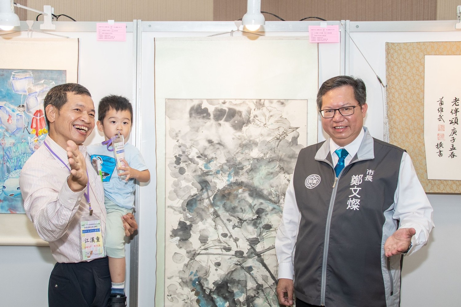 江漢童與其孫子江昀謙共同創作的「水墨塗鴉童趣抽象」。 圖:桃園市政府/提供 江漢童與其孫子江昀謙共同創作的「水墨塗鴉童趣抽象」。 圖:桃園市政府/提供