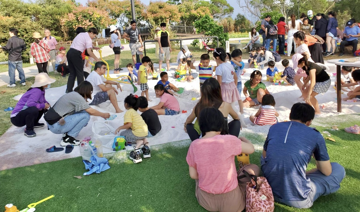 無障礙設施沙坑沙桌及挖沙器具,民眾開心玩。 圖:台中市政府/提供 無障礙設施沙坑沙桌及挖沙器具,民眾開心玩。 圖:台中市政府/提供