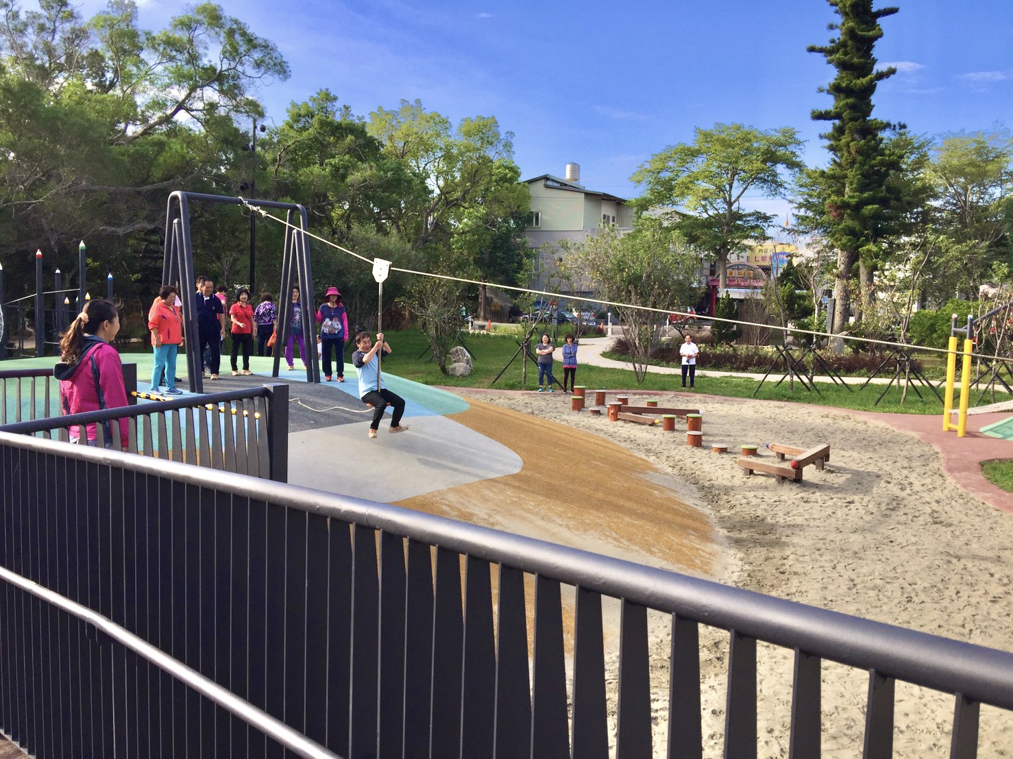 有趣好玩溜滑索,開心遊雕塑公園。 圖:台中市政府/提供 有趣好玩溜滑索,開心遊雕塑公園。 圖:台中市政府/提供