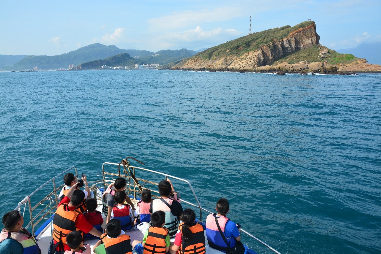 捕蟹樂悠悠體驗活動可從海上欣賞野柳斜面山奇特地質風貌。 圖:新北市政府/提供 捕蟹樂悠悠體驗活動可從海上欣賞野柳斜面山奇特地質風貌。 圖:新北市政府/提供
