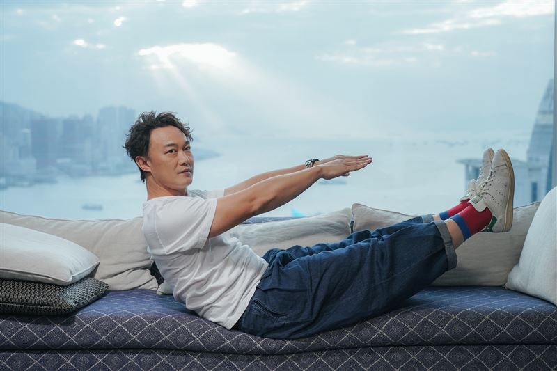 陳奕迅宅在家,想念台灣粉絲與舞台。 圖:翻攝自環球音樂 陳奕迅宅在家,想念台灣粉絲與舞台。 圖:翻攝自環球音樂
