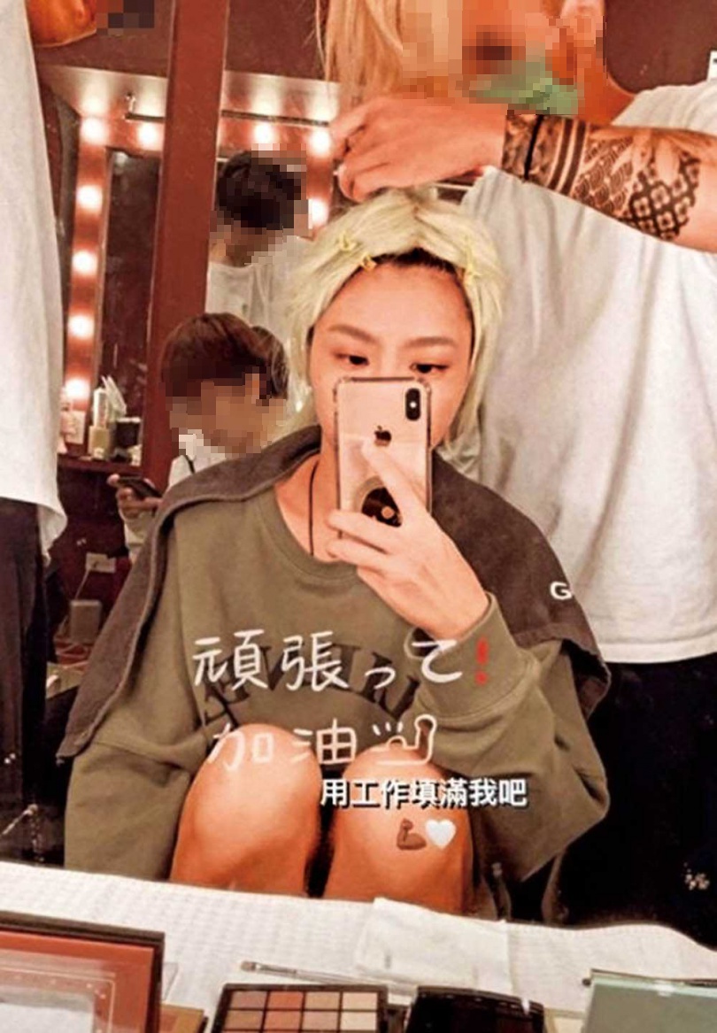 峮峮日前PO出的工作照中,她的手機背蓋圖樣,正是小鬼生前喜歡的骷髏頭。 圖:翻攝Instagram 峮峮日前PO出的工作照中,她的手機背蓋圖樣,正是小鬼生前喜歡的骷髏頭。 圖:翻攝Instagram