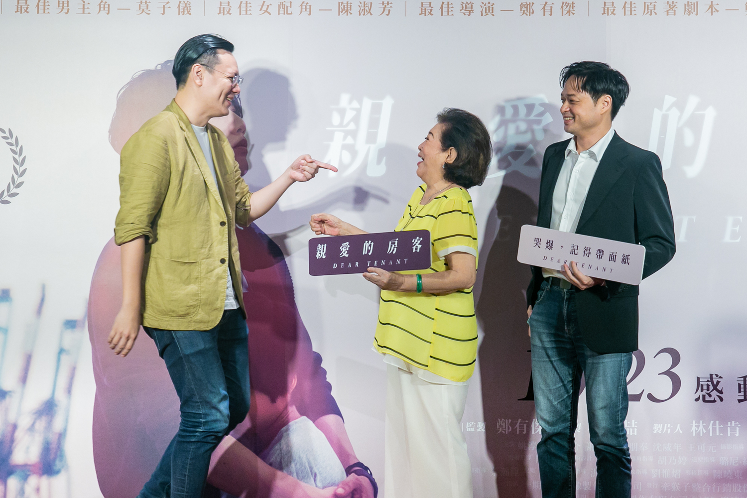 徐若瑄監製、演出的國片《孤味》,導演許承傑(左1)特別現身《親愛的房客》首映會。 圖:牽猴子整合行銷/提供 徐若瑄監製、演出的國片《孤味》,導演許承傑(左1)特別現身《親愛的房客》首映會。 圖:牽猴子整合行銷/提供