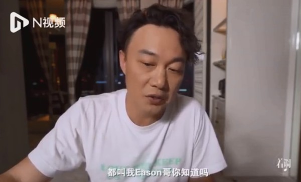向女兒臭屁喊說他們都「叫我Eason哥」。 圖:翻攝自微博 向女兒臭屁喊說他們都「叫我Eason哥」。 圖:翻攝自微博