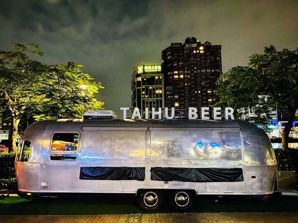 露飲車快閃愛河現場。 圖:翻攝自高雄旅遊網 露飲車快閃愛河現場。 圖:翻攝自高雄旅遊網