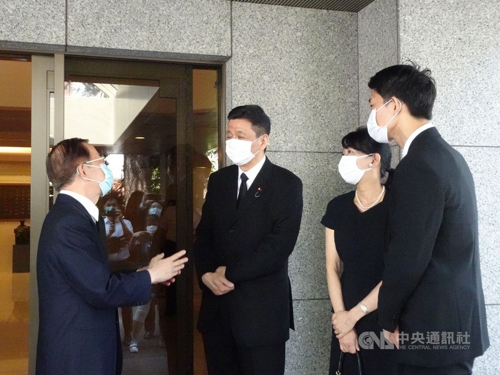 安倍姪轉當父親防衛大臣秘書 日媒研判鋪路從政