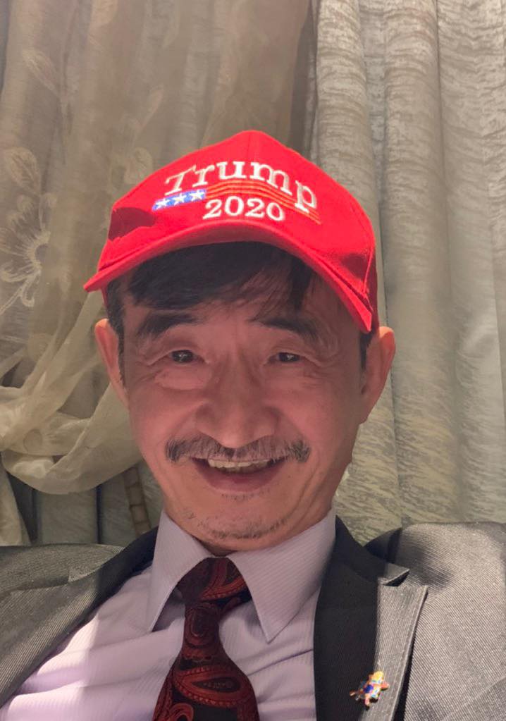 吳祥輝戴上挺川普的帽子。 圖 : 翻攝自吳祥輝臉書 吳祥輝戴上挺川普的帽子。 圖 : 翻攝自吳祥輝臉書