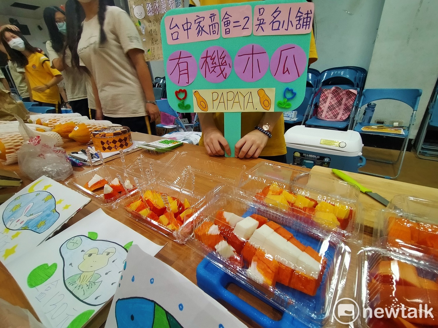 台中家商學生藉由展售會為小農找出路。 圖:唐復年攝 台中家商學生藉由展售會為小農找出路。 圖:唐復年攝