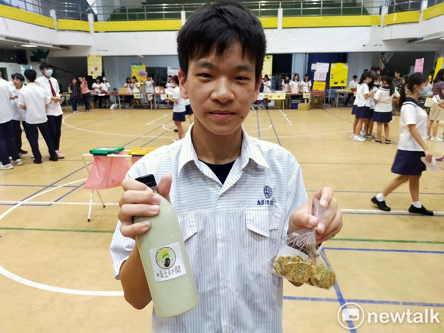 學生為種植黑豆的農友研出發黑豆奶及黑豆餅乾。 圖:唐復年攝 學生為種植黑豆的農友研出發黑豆奶及黑豆餅乾。 圖:唐復年攝
