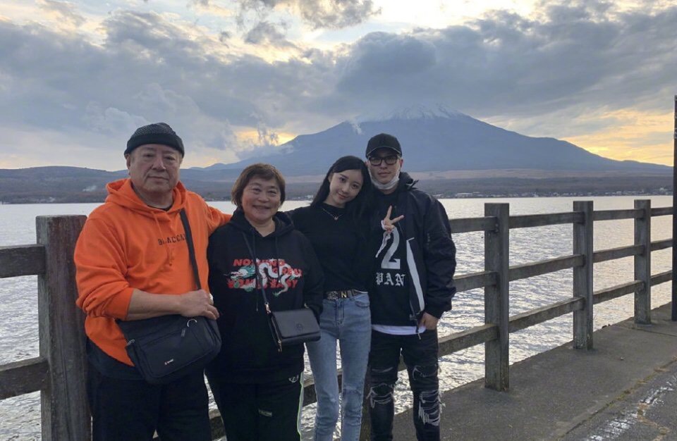 潘瑋柏(右1)宣布跟宣云(右2)結婚後,在微博曬出全家福的照片。 圖:翻攝微博 潘瑋柏(右1)宣布跟宣云(右2)結婚後,在微博曬出全家福的照片。 圖:翻攝微博