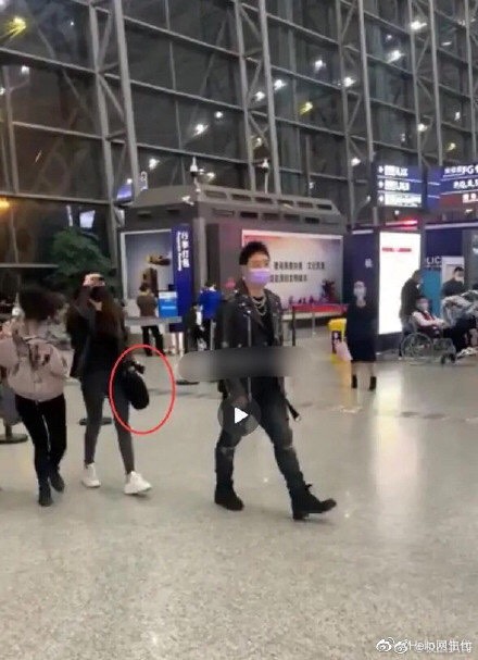 潘瑋柏近日被網友在成都機場拍到跟老婆宣云,兩人走在一起卻保持著一段距離。 圖:翻攝微博 潘瑋柏近日被網友在成都機場拍到跟老婆宣云,兩人走在一起卻保持著一段距離。 圖:翻攝微博