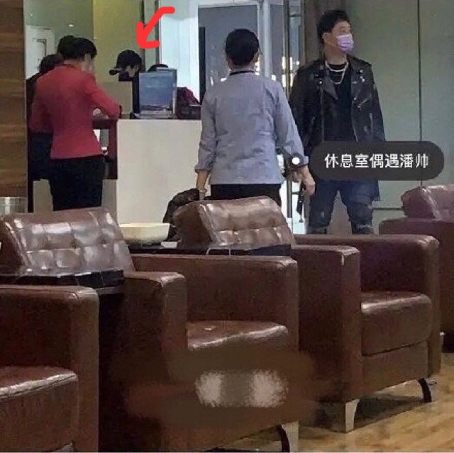 潘瑋柏夫妻兩人在機場休息室也遭到網友拍攝,兩人零互動,也讓網友們驚呼這不像新婚啊。 圖:翻攝微博 潘瑋柏夫妻兩人在機場休息室也遭到網友拍攝,兩人零互動,也讓網友們驚呼這不像新婚啊。 圖:翻攝微博