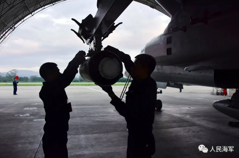 飛行員為實戰演練做準備。 圖:翻攝自中國海軍 飛行員為實戰演練做準備。 圖:翻攝自中國海軍