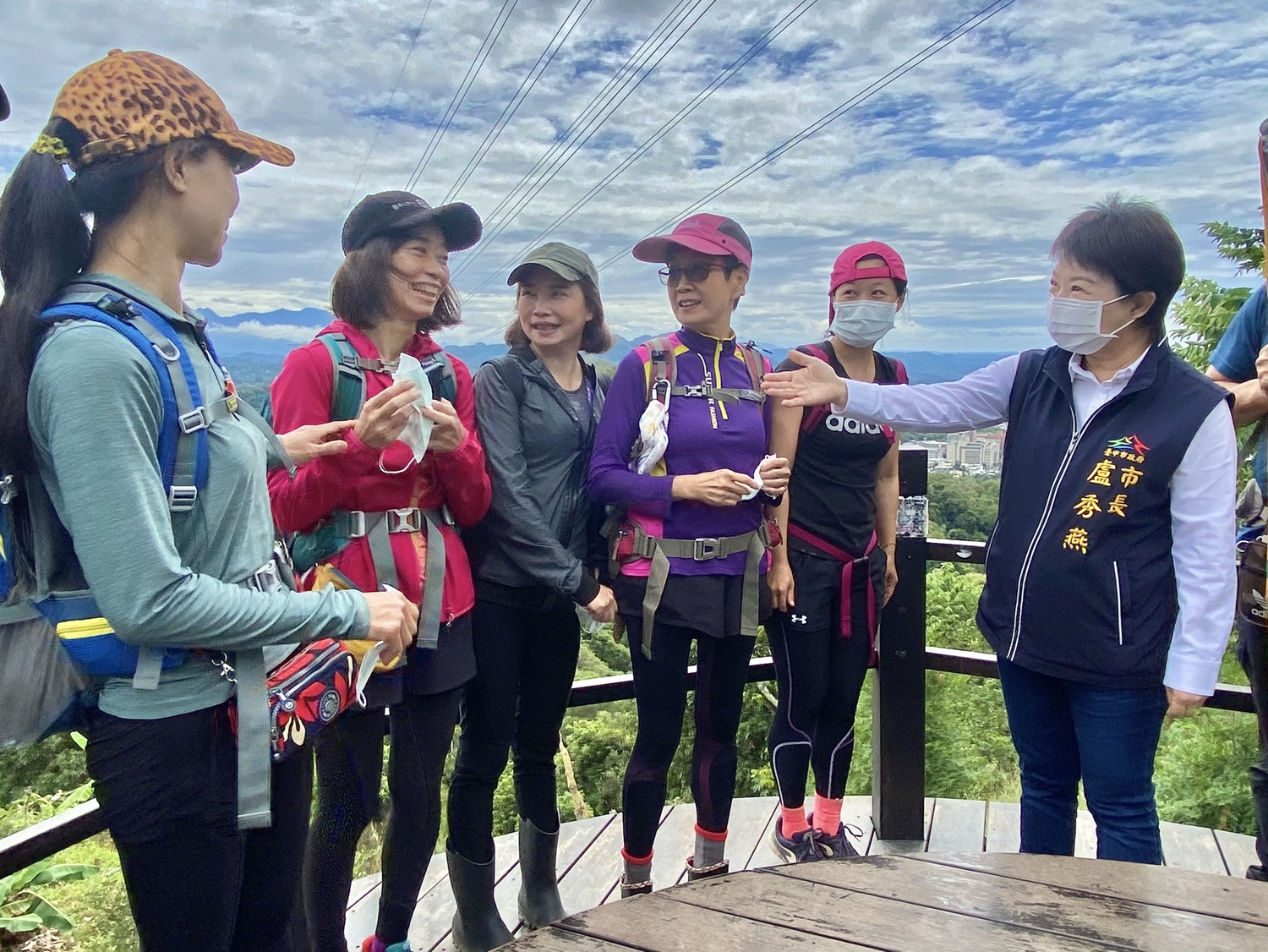 盧市長表示,希望市府和企業一起攜手為大坑登山步道維護共盡一份心力,讓大坑風景區這座臺中的後花園越來越漂亮。 圖:台中市觀旅局/提供 盧市長表示,希望市府和企業一起攜手為大坑登山步道維護共盡一份心力,讓大坑風景區這座臺中的後花園越來越漂亮。 圖:台中市觀旅局/提供