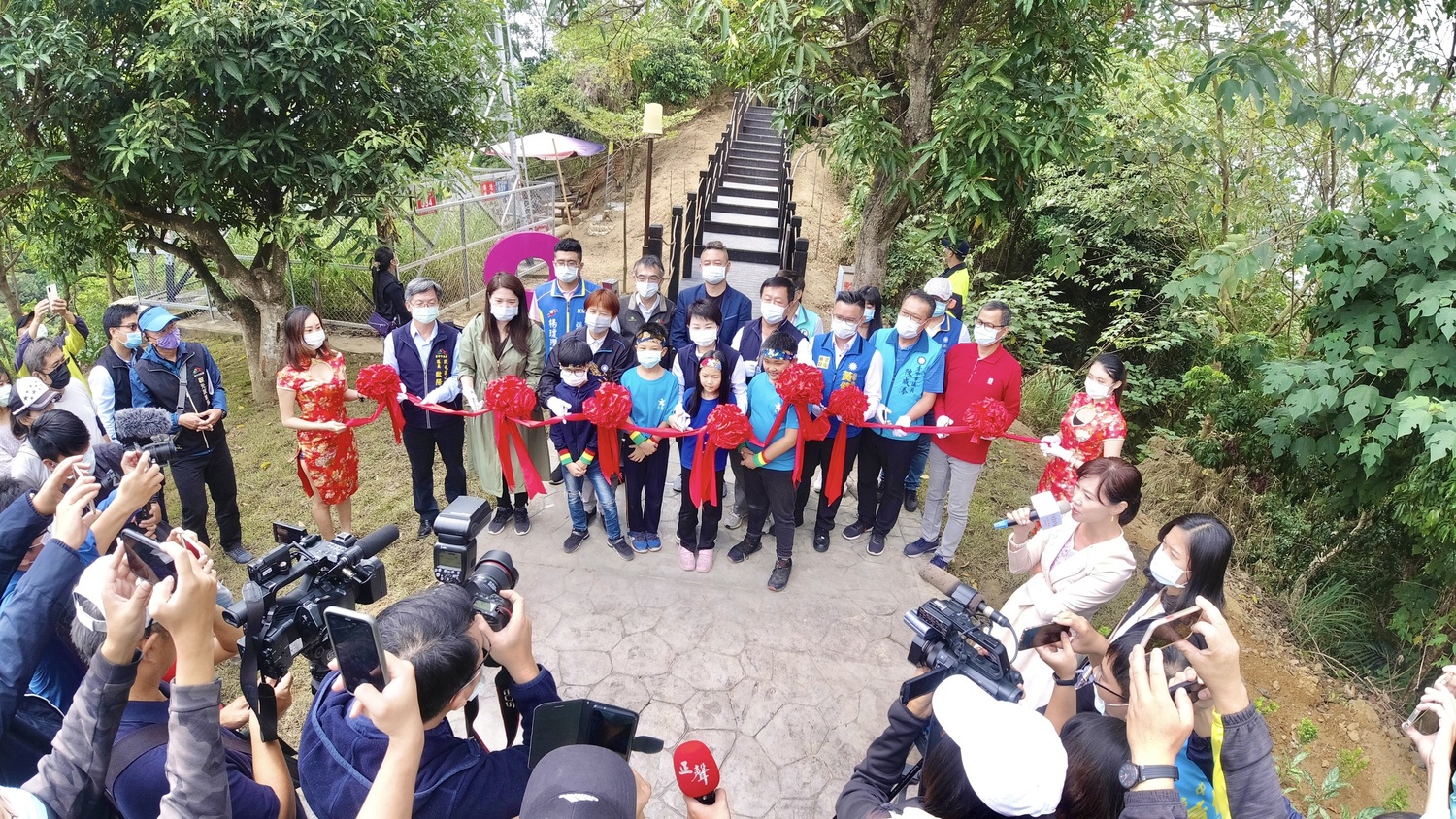 台中市長盧秀燕與貴賓們共同剪綵,見證旅遊安全與步道環境全新升級。 圖:台中市觀旅局/提供 台中市長盧秀燕與貴賓們共同剪綵,見證旅遊安全與步道環境全新升級。 圖:台中市觀旅局/提供