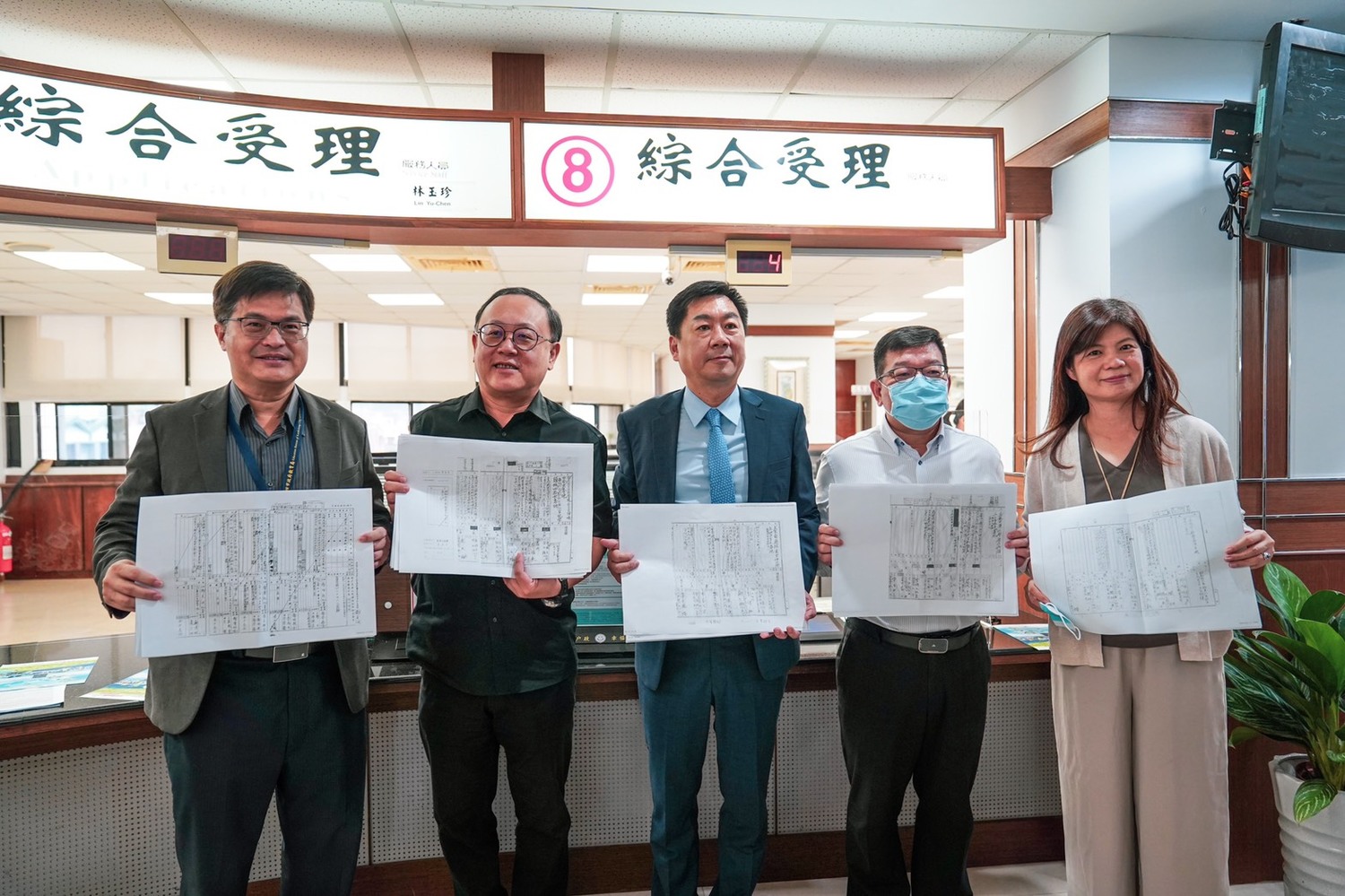 史哲(左二)、陳宗彥(中)與三位局長率先申請百年戶籍謄本。 圖:高雄市政府/提供 史哲(左二)、陳宗彥(中)與三位局長率先申請百年戶籍謄本。 圖:高雄市政府/提供