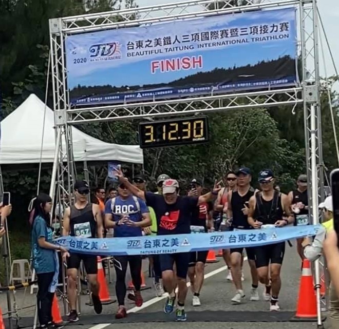 台東縣體育會理事長陳銘風也在臉書中分享馬英九參賽的照片。 圖:翻攝自陳銘風攬ㄟ冰友臉書粉絲團 台東縣體育會理事長陳銘風也在臉書中分享馬英九參賽的照片。 圖:翻攝自陳銘風攬ㄟ冰友臉書粉絲團