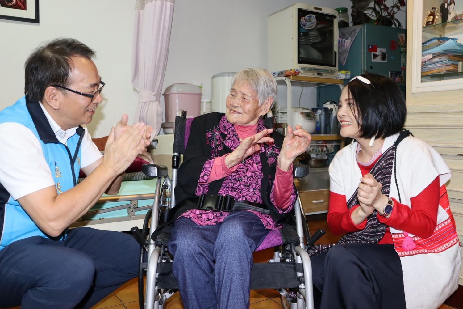 YaKi唱了多首族語歌曲、日文歌曲及自創歌曲與眾人互動。 圖:新北市原民局提供 YaKi唱了多首族語歌曲、日文歌曲及自創歌曲與眾人互動。 圖:新北市原民局提供