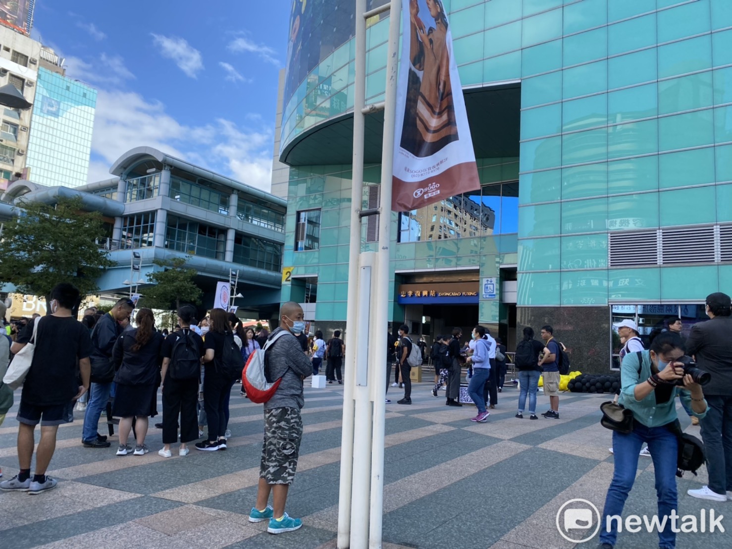 多個公民團體今發起撐港遊行。關注遭送中12港人下落,現場已有不少民眾穿著黑衣聚集。 圖:周煊惠/攝 多個公民團體今發起撐港遊行。關注遭送中12港人下落,現場已有不少民眾穿著黑衣聚集。 圖:周煊惠/攝