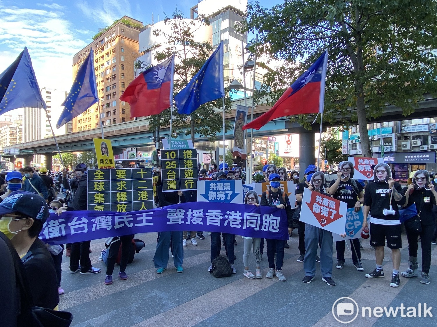 遊行民眾自製道具。 圖:周煊惠/攝 遊行民眾自製道具。 圖:周煊惠/攝