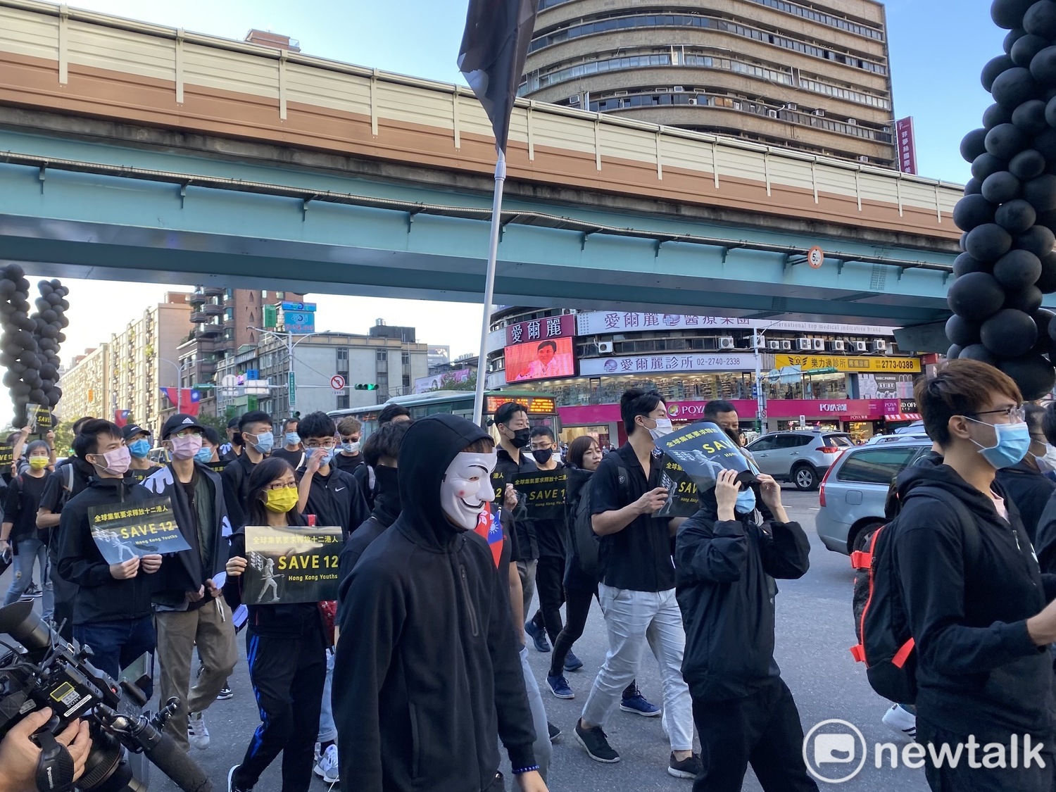 大部分遊行民眾都身穿黑衣。 圖:周煊惠/攝 大部分遊行民眾都身穿黑衣。 圖:周煊惠/攝