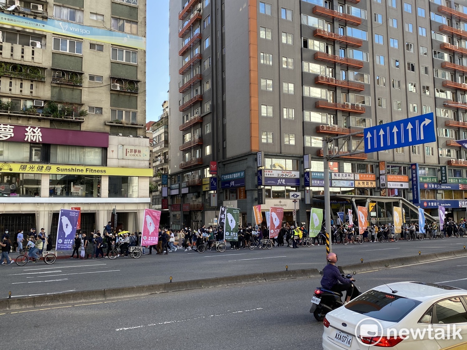 遊行隊伍綿延數百公尺。 圖:周煊惠/攝 遊行隊伍綿延數百公尺。 圖:周煊惠/攝