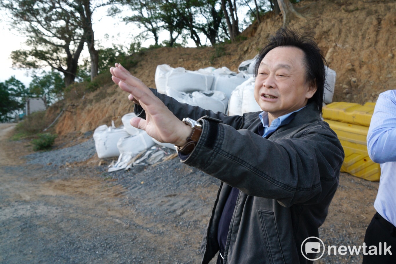 台北市議員王世堅今晚將擔任大坵暗空音樂會神秘嘉賓,在星光與月光下拉小提琴。 圖:張良一/攝 台北市議員王世堅今晚將擔任大坵暗空音樂會神秘嘉賓,在星光與月光下拉小提琴。 圖:張良一/攝