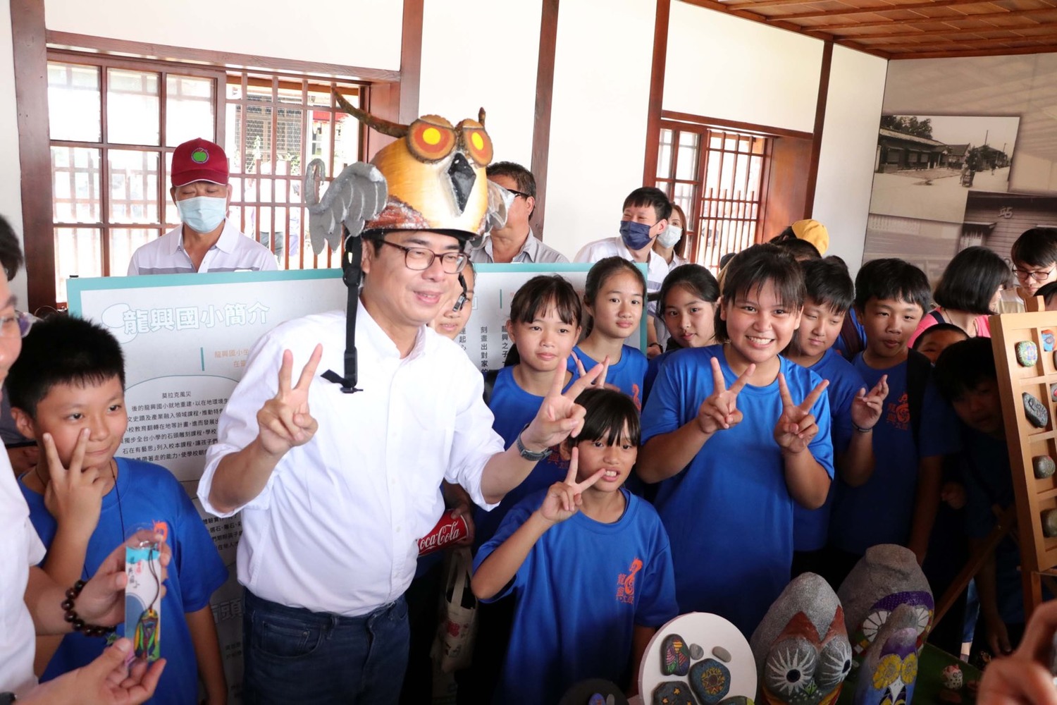 陳其邁(左二)興六龜的小學生親切互動。 圖:高雄市政府/提供 陳其邁(左二)興六龜的小學生親切互動。 圖:高雄市政府/提供
