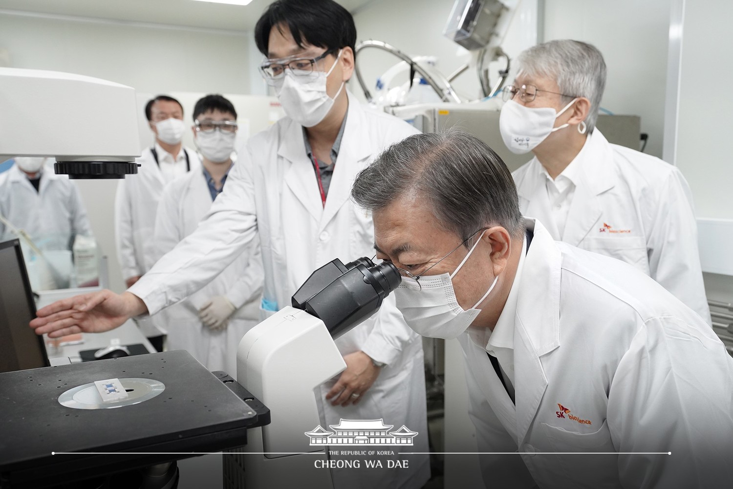 韓國目前醫療壓力吃緊,總統文在寅(前)前往疫苗研發相關單位打氣。 圖:翻攝自青瓦台臉書 韓國目前醫療壓力吃緊,總統文在寅(前)前往疫苗研發相關單位打氣。 圖:翻攝自青瓦台臉書