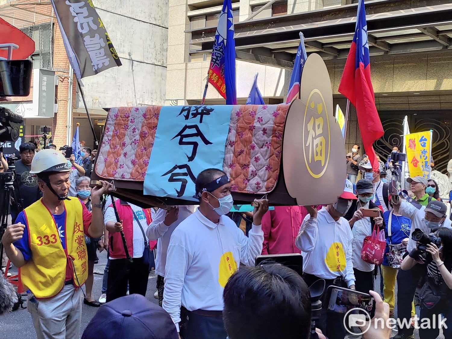 「挺中天」抗議民眾抬棺材進場,小跳棺材舞。 圖:黃建豪/攝 「挺中天」抗議民眾抬棺材進場,小跳棺材舞。 圖:黃建豪/攝