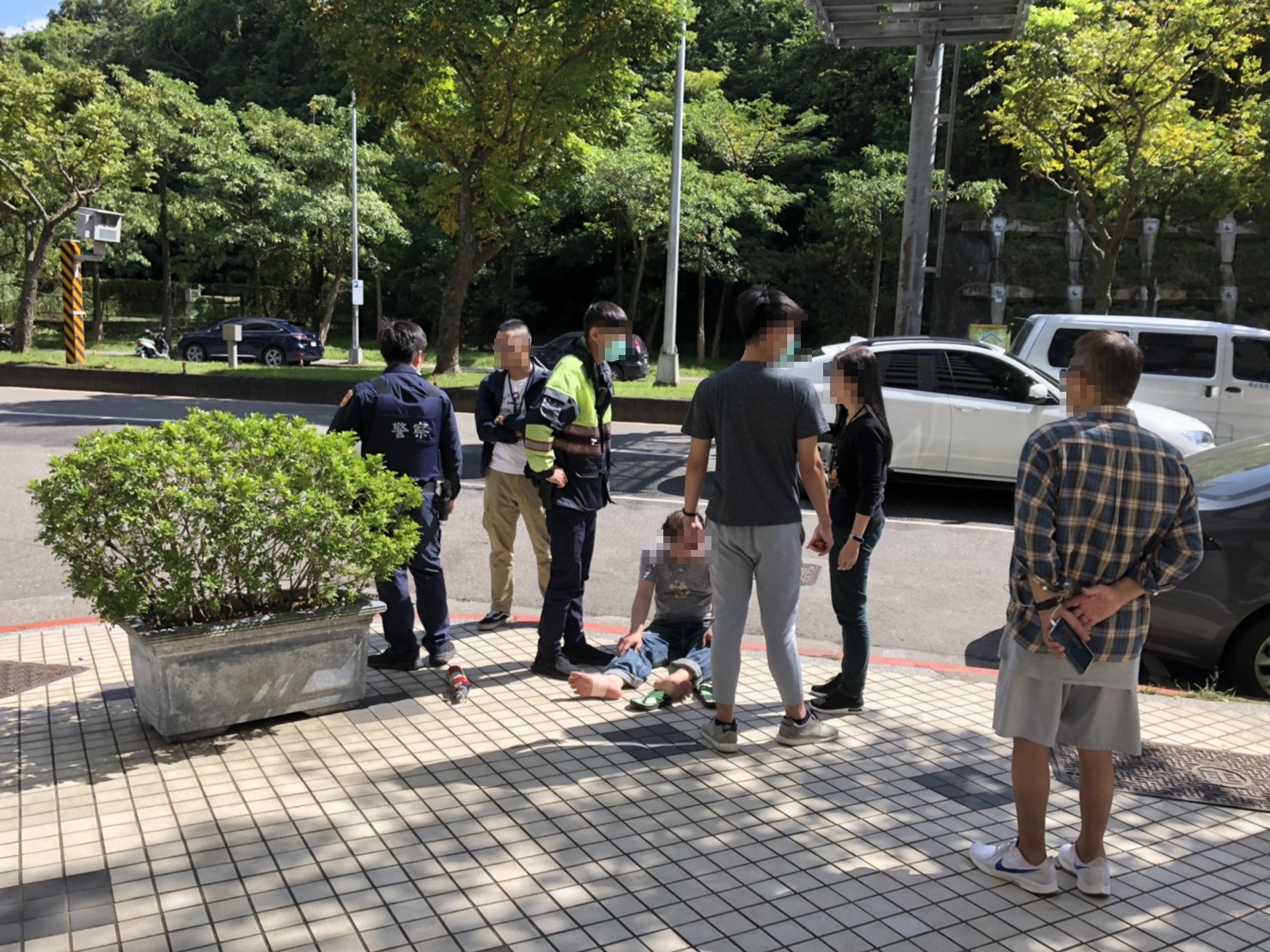 男子企圖自焚被阻止。 圖:高嘉瑜辦公室/提供 男子企圖自焚被阻止。 圖:高嘉瑜辦公室/提供