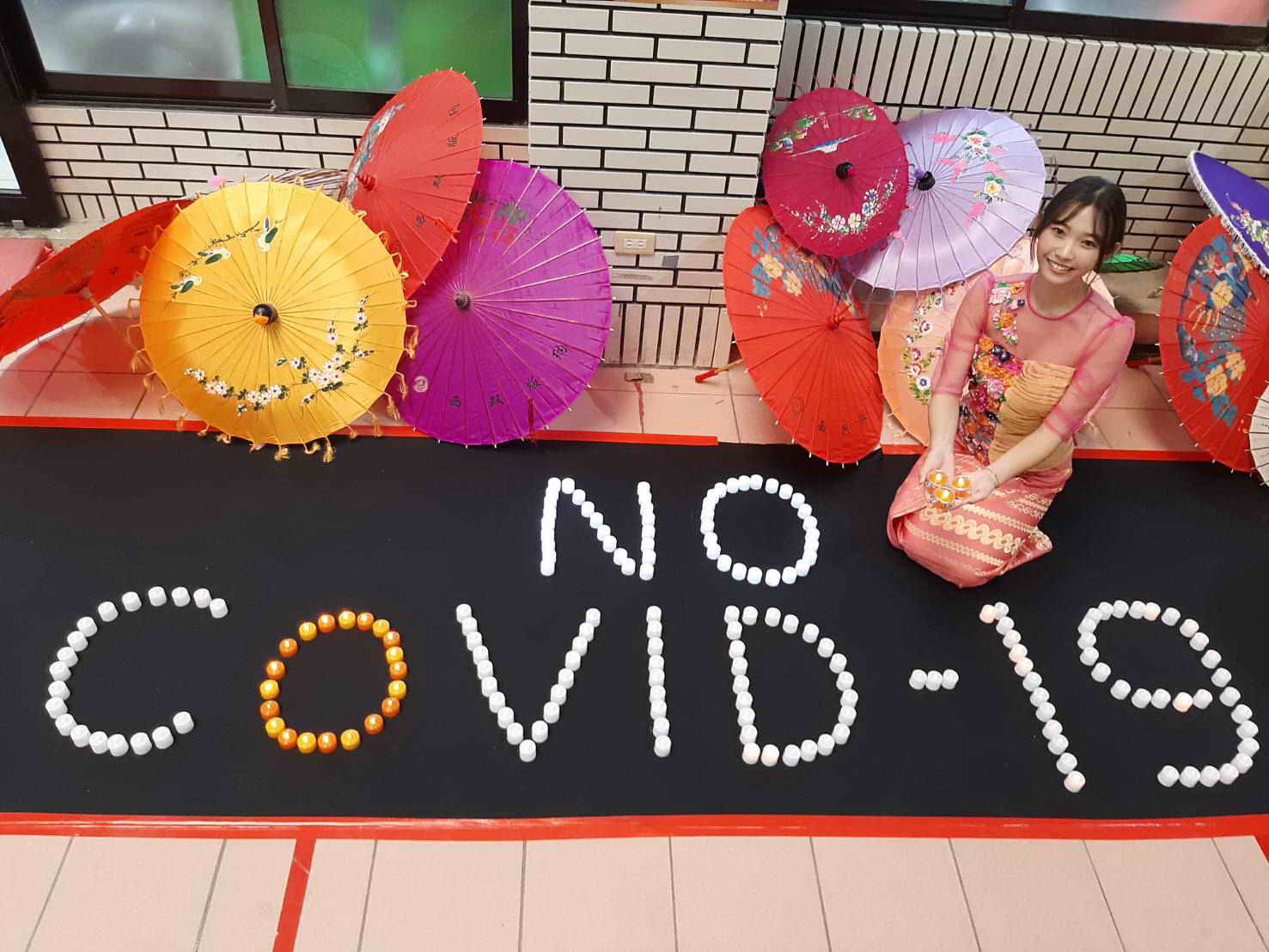 「2020緬甸光明點燈節」記者會,現場用小燭光排出了「No COVID-19」字樣,表達全民同心協力對抗疫情的決心。 圖:中和區公所/提供 「2020緬甸光明點燈節」記者會,現場用小燭光排出了「No COVID-19」字樣,表達全民同心協力對抗疫情的決心。 圖:中和區公所/提供