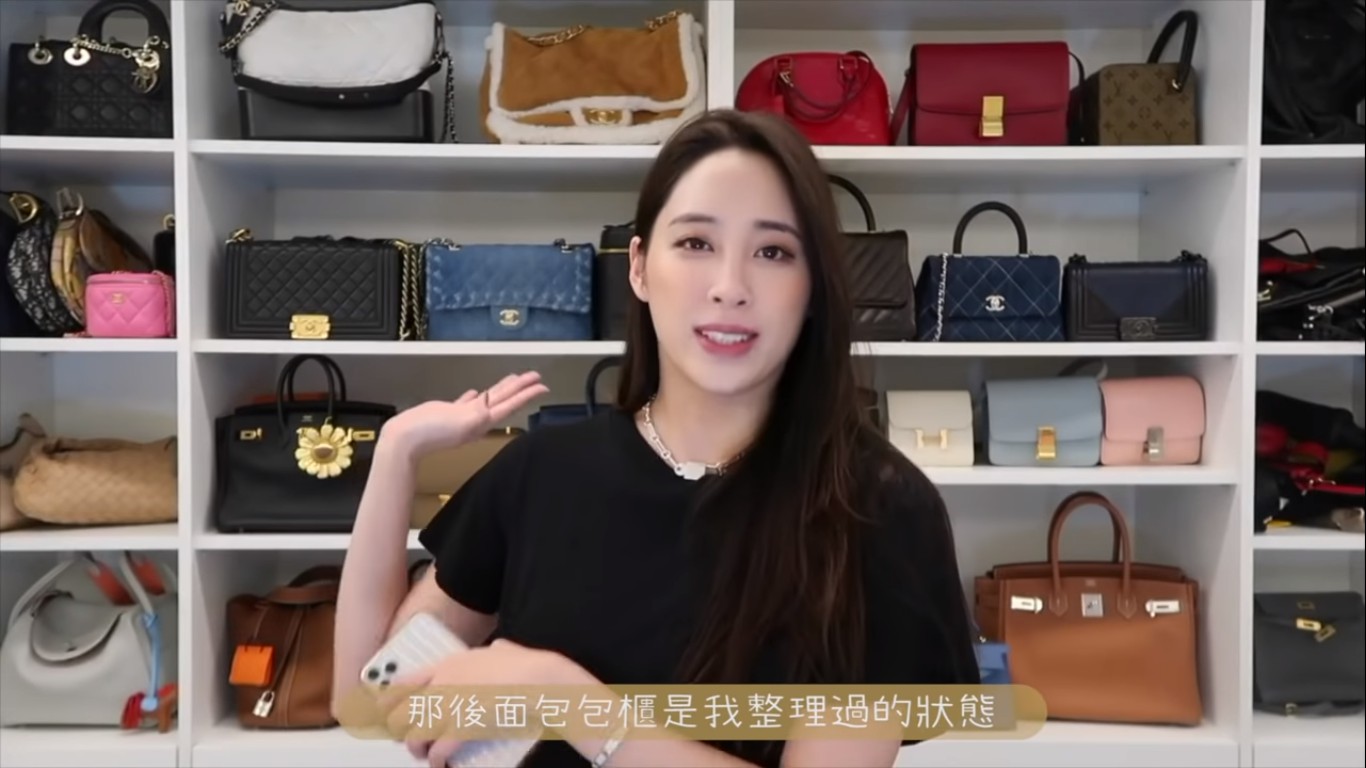 後面那一排櫃子的包包是歐陽妮妮已經整理過的。 圖:翻攝YouTube 後面那一排櫃子的包包是歐陽妮妮已經整理過的。 圖:翻攝YouTube